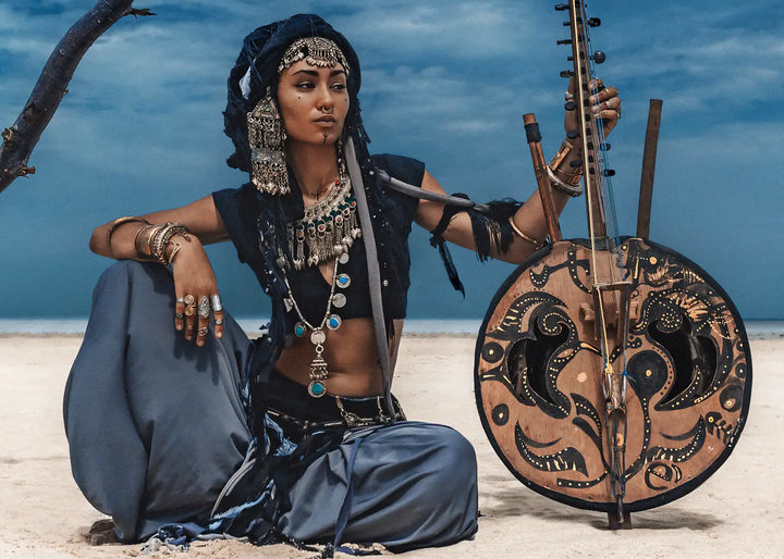 Leinwandbild - Tribal Woman in Desert