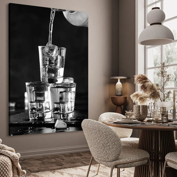 Ett stilrent tavla där Vodka hälls över is i ett glas