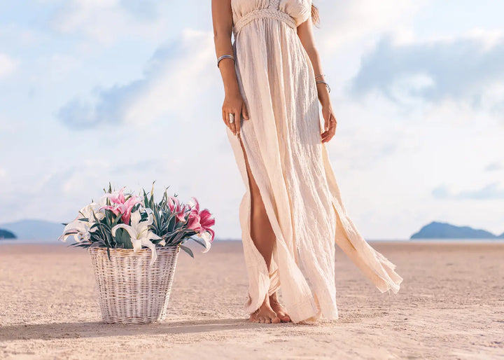 Leinwandbild - Beach Woman with Flowers