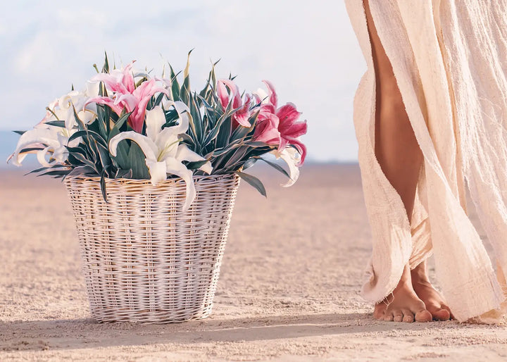 Leinwandbild - Beach Woman with Flowers