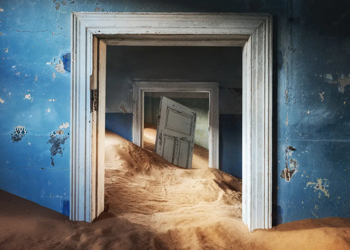 Leinwandbild - Sand Filled Doorway