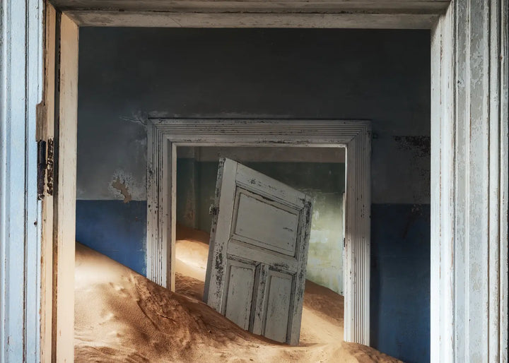 Leinwandbild - Sand Filled Doorway